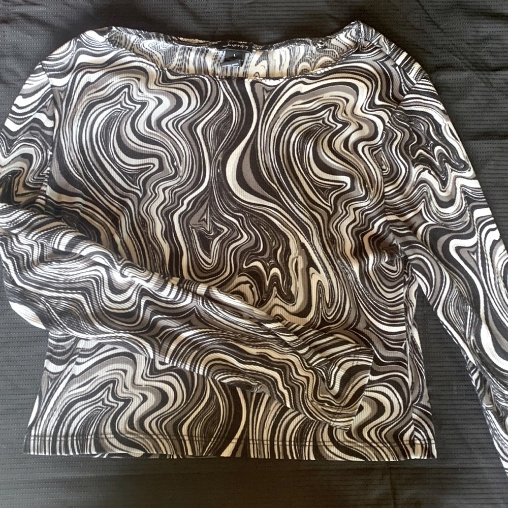 Justify Large Black and White Marble Long Sleeve